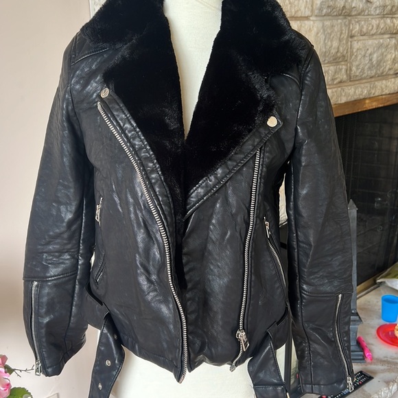 Top Shop Black Faux Leather Jacket with Fur Collar - Picture 2 of 5